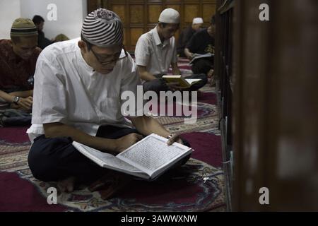 19 juin 2016 - Cikini, Jakarta Central, Indonésie - Jakarta, 19 juin 2016 : les gens se sont rassemblés pour l'après-midi prier et lire le coran à la mosquée Cut Meutia - Jakarta. Couper la mosquée Meutia était un bureau au 18ème siècle pendant la colonie néerlandaise, puis la fonction de la mosquée changer dans les années 50. (Crédit image : © Donal Husni via ZUMA Wire) Banque D'Images