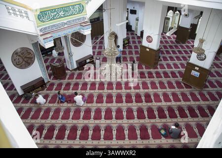 19 juin 2016 - Cikini, Jakarta Central, Indonésie - Jakarta, 19 juin 2016 : les gens se sont rassemblés pour l'après-midi prier et lire le coran à la mosquée Cut Meutia - Jakarta. Couper la mosquée Meutia était un bureau au 18ème siècle pendant la colonie néerlandaise, puis la fonction de la mosquée changer dans les années 50. (Crédit image : © Donal Husni via ZUMA Wire) Banque D'Images
