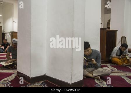 19 juin 2016 - Cikini, Jakarta Central, Indonésie - Jakarta, 19 juin 2016 : les gens se sont rassemblés pour l'après-midi prier et lire le coran à la mosquée Cut Meutia - Jakarta. Couper la mosquée Meutia était un bureau au 18ème siècle pendant la colonie néerlandaise, puis la fonction de la mosquée changer dans les années 50. (Crédit image : © Donal Husni via ZUMA Wire) Banque D'Images