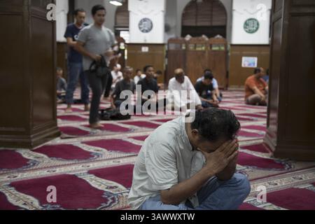 19 juin 2016 - Cikini, Jakarta Central, Indonésie - Jakarta, 19 juin 2016 : les gens se sont rassemblés pour l'après-midi prier et lire le coran à la mosquée Cut Meutia - Jakarta. Couper la mosquée Meutia était un bureau au 18ème siècle pendant la colonie néerlandaise, puis la fonction de la mosquée changer dans les années 50. (Crédit image : © Donal Husni via ZUMA Wire) Banque D'Images