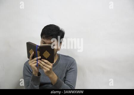 19 juin 2016 - Cikini, Jakarta Central, Indonésie - Jakarta, 19 juin 2016 : les gens se sont rassemblés pour l'après-midi prier et lire le coran à la mosquée Cut Meutia - Jakarta. Couper la mosquée Meutia était un bureau au 18ème siècle pendant la colonie néerlandaise, puis la fonction de la mosquée changer dans les années 50. (Crédit image : © Donal Husni via ZUMA Wire) Banque D'Images