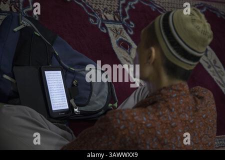 19 juin 2016 - Cikini, Jakarta Central, Indonésie - Jakarta, 19 juin 2016 : les gens se sont rassemblés pour l'après-midi prier et lire le coran à la mosquée Cut Meutia - Jakarta. Couper la mosquée Meutia était un bureau au 18ème siècle pendant la colonie néerlandaise, puis la fonction de la mosquée changer dans les années 50. (Crédit image : © Donal Husni via ZUMA Wire) Banque D'Images