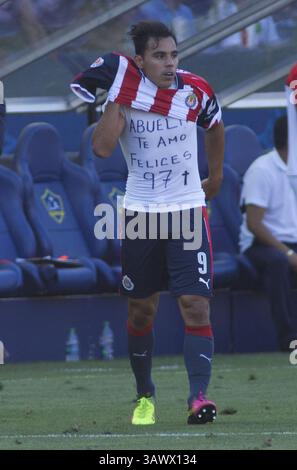 10 juillet 2016 - Carson, Californie, U. S - Omar Bravo #9 des Chivas de Guadalajara célèbre en enlevant sa chemise et félicite son ''grand-père à l'occasion de son 97ème anniversaire'' après avoir marqué un but lors de leur match avec les Tiburones de Veracruz le dimanche 10 juillet 2016 au StubHub Center de Carson, Californie. Les Chivas battent les Tiburones, 2-0. (Crédit image : © Prensa Internacional via ZUMA Wire) Banque D'Images