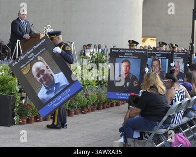 11 juillet 2016 - Dallas, TX, États-Unis - les policiers de Dallas apportent de grandes photos commémoratives d'officiers tués lors de la fusillade de la semaine dernière lors d'une veillée aux chandelles à Dallas City Hall Plaza le lundi 11 juillet 2016. (Crédit image : © Max Faulkner/TNS via ZUMA Wire) Banque D'Images