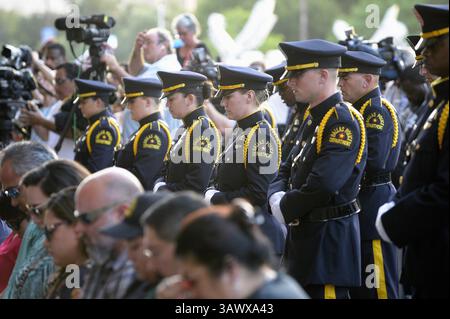 11 juillet 2016 - Dallas, TX, USA - la police de Dallas lors d'une veillée aux chandelles à Dallas City Hall Plaza le lundi 11 juillet 2016. (Crédit image : © Max Faulkner/TNS via ZUMA Wire) Banque D'Images