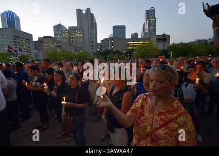 11 juillet 2016 - Dallas, TX, États-Unis - Une foule nombreuse rend hommage lors d'une veillée aux chandelles au Dallas City Hall Plaza le lundi 11 juillet 2016. (Crédit image : © Max Faulkner/TNS via ZUMA Wire) Banque D'Images