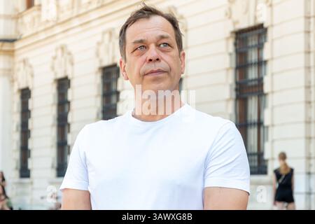 Portrait urbain d'un homme adulte en vêtements d'été Banque D'Images