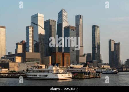 New York, Manhattan, États-Unis, 17 août 2024. Hudson Yards horizon distinctif vu du bateau de croisière au coucher du soleil. Banque D'Images