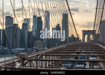 New York, États-Unis, 15 août 2024. Coucher de soleil panoramique sur Manhattan depuis Brooklyn Bridge Pedestrian Walkway Banque D'Images