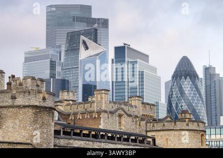 Contraste entre histoire et modernité avec les gratte-ciel et les grands bureaux de la City de Londres qui s'élèvent au-dessus de la Tour de Londres Banque D'Images