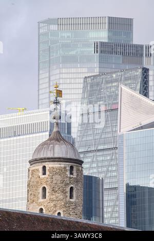 Contraste entre histoire et modernité avec les gratte-ciel et les bureaux de la City de Londres qui s'élèvent au-dessus de la Tour de Londres Banque D'Images