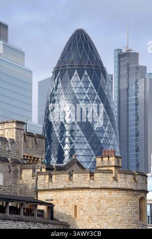 Contraste entre l'histoire et le moderne avec le bâtiment Gherkin et les bureaux et gratte-ciel dans la City de Londres s'élevant au-dessus de la tour de Londres Banque D'Images