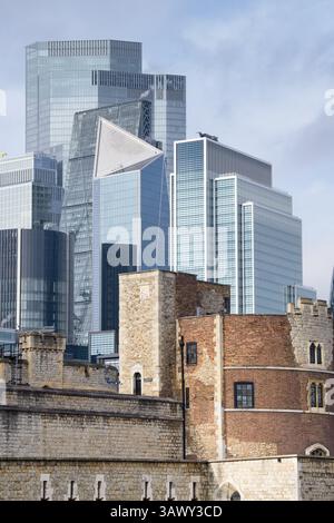 Contraste entre histoire et modernité avec des gratte-ciel et des bureaux dans la City de Londres s'élevant au-dessus de la Tour de Londres Banque D'Images