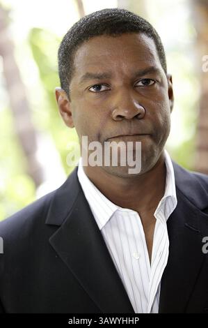 16 avril 2004 - Hollywood, Californie, États-Unis - Denzel Washington promeut Man on Fire Denzel Hayes Washington, Jr (né le 28 décembre 1954) est un acteur, réalisateur et producteur américain. Il a reçu trois Golden Globe Awards, un Tony Award et deux Academy Awards : meilleur acteur dans un second rôle pour le film dramatique de guerre historique Glory (1989) et meilleur acteur pour son rôle de flic corrompu dans le thriller crime Training Day (2001). Washington a reçu beaucoup d'éloges de la critique pour son travail cinématographique depuis les années 1980, y compris ses portraits de personnalités de la vie réelle telles que l'anti-apartheid sud-africain Banque D'Images