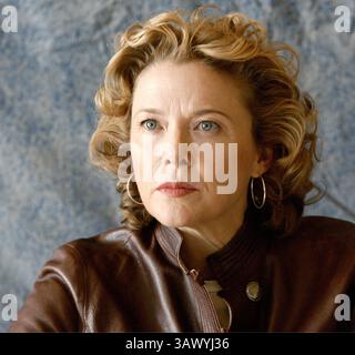 11 septembre 2004 - Toronto, Canada - ANNETTE BENING fait la promotion de « Being Julia » au Festival du film de Toronto. Annette Carol Bening Annette Carol Bening (née le 29 mai 1958) est une actrice américaine. Elle a commencé sa carrière sur scène avec la compagnie du Colorado Shakespeare Festival en 1980, et a joué Lady Macbeth en 1984 à l'American Conservatory Theatre. Elle a été nominée pour le Tony Award 1987 de la meilleure actrice dans une pièce de théâtre pour ses débuts à Broadway dans Coastal Disturances. Elle a été nommée quatre fois aux Oscars ; pour les films The grifters (1990), American Beauty (1999), Being Julia (2004) et The Kids are All Right Banque D'Images