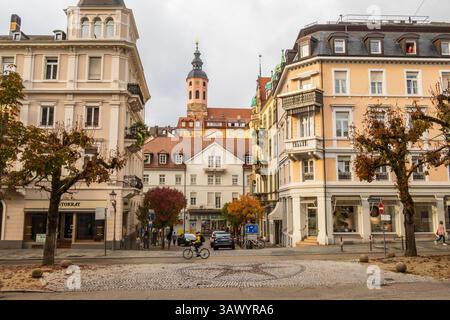 Baden-Baden, Allemagne - 22 octobre 2024 : scène de la vie dans la rue dans l'ancienne ville thermale de Baden-Baden, Baden-Württemberg, Allemagne Banque D'Images