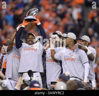 15 juillet 2016 - File - le joueur de la NFL VON MILLER a tenu bon pour un contrat à long terme avec les Broncos de Denver et il l'a obtenu. Vendredi, il a signé un contrat record de 114,5 millions de dollars avec l'équipe. Le contrat est le plus important jamais signé par un joueur défensif et 70 millions de dollars seront garantis. Photo : 24 janvier 2016 - Denver, CO, États-Unis - le linebacker extérieur des Broncos von Miller lève le trophée Lamar Hunt après la victoire de Denver 20-18 dans le match de championnat de l'AFC contre les Patriots de la Nouvelle-Angleterre le dimanche 24 janvier 2016, au Sports Authority Field à Mile High à Denver. (Crédit image : © Mark Reis/TNS via ZUMA Banque D'Images