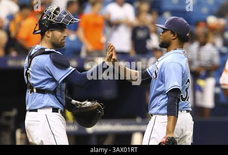 17 juillet 2016 - Petersburg, FL, USA - Tampa Bay Rays Catcher Curt Casali (19) High Fives Tampa Bay Rays relief Pitcher Alex Colome (37) après leur match contre les Orioles de Baltimore le dimanche 17 juillet 2016, au Tropicana Field à Petersburg, Floride (crédit image : © Will Vragovic/TNS via ZUMA Wire) Banque D'Images
