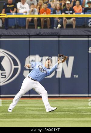 17 juillet 2016 - Petersburg, FL, USA - Tampa Bay Rays Right Fielder Oswaldo Arcia (9) Gets under the fly ball by Baltimore Orioles Short stop J.J. Hardy (2) lors de la sixième manche le dimanche 17 juillet 2016, au Tropicana Field à Petersburg, Floride (crédit image : © Will Vragovic/TNS via ZUMA Wire) Banque D'Images