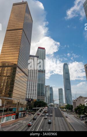 Hong Kong. Chine- 03.03.2025. Une vue sur la rue à angle élevé du quartier central avec la circulation achalandée sur les autoroutes entourées de gratte-ciel. Banque D'Images