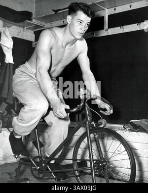 Le 10 juin 2016 - dossier - GORDIE HOWE, le garçon agricole canadien qui a fait de lui la vedette de la LNH au cours d'une carrière qui a duré jusqu'à ses 50 ans, est décédé. L'homme toujours connu sous le nom de 'Mr. Hockey' avait 88 ans. Photo : 16 février 1958 - Detroit, mi, USA - Gordie Howe utilise le vélo d'entraînement. (Crédit image : © File photo/TNS/ZUMAPRESS.com) Banque D'Images