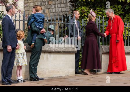 Windsor, Royaume-Uni. 20 avril 2025. Le duc et la duchesse d'Édimbourg sont accueillis par le doyen de Windsor, le Dr Christopher Cocksworth, alors qu'ils partent après avoir assisté au service religieux du dimanche de Pâques à la chapelle St George du château de Windsor. Le dimanche de Pâques est le point central des célébrations de Pâques de la famille royale. Crédit : Mark Kerrison/Alamy Live News Banque D'Images