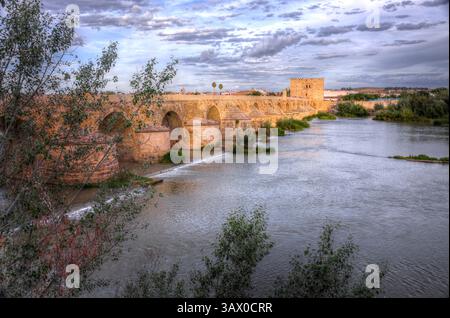 Malaga, Espagne - 19 mai 2019 : Pont romain sur la rivière Guadalquivir à Malaga, Espagne à Cordoue, Andalousie, sud de l'Espagne. La tour Calahorra Banque D'Images