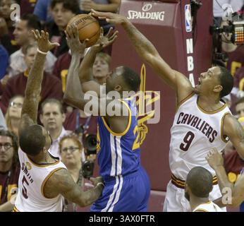 10 juin 2016 - Cleveland, OH, États-Unis - J.R. Smith des cavaliers de Cleveland, à gauche, et Channing Frye (9) défendent un tir à l'intérieur par Draymond Green des Golden State Warriors lors du deuxième quart-temps du match 4 de la finale de la NBA à Quicken Loans Arena à Cleveland le vendredi 10 juin 2016. (Crédit image : © Phil Masturzo/TNS via ZUMA Wire) Banque D'Images