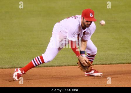 August 25, 2016 - St Louis, MO, USA - composé Louis Cardinals Shortstop Greg Garcia est accusé d'une erreur alors que le Wilmer Flores de New York mets atteint en toute sécurité et qu'une course marque en cinquième manche le jeudi 25 août 2016, au Busch Stadium à mis Louis, Moda (crédit image : © Chris Lee/TNS via ZUMA Wire) Banque D'Images