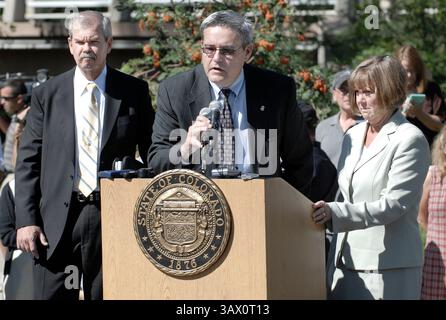17 août 2006 ; Boulder, CO, États-Unis ; JEFF COPP, agent spécial responsable de Denver, TOM BENNETT, enquêteur en chef du bureau du procureur de district et MARY LACY, procureur de district de Boulder, prononcent une conférence de presse concernant l'arrestation de John Mark Karr pour le meurtre de JonBenet Ramsey. Crédit obligatoire : photo de Rick Giase/ZUMA Press. ( Banque D'Images