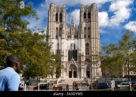 13 septembre 2015 - Bruxelles, Belgique - Cathédrale Saint-Michel et Sainte-Gudule, Bruxelles, Belgique. Cath.drale des Sts Michael et Ste Gudule. La construction de la cathédrale, qui fut la première collégiale des membres Michel et des membres Gudula, a commencé au début du XIIIe siècle sous la conduite d'Henri Ier, duc de Brabant. Près de 300 ans ont été nécessaires pour mener à bien cette gigantesque entreprise, achevée quelques années avant le règne de Charles V, de sorte que différents styles ont été utilisés pour sa construction, du roman à la Renaissance. La restauration de la nef et du chœur, qui dura de 1983 à 198 Banque D'Images