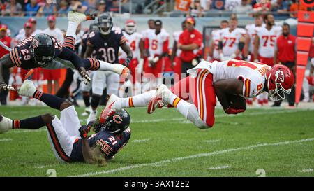 27 août 2016 - Chicago, il, États-Unis - Chicago offre une grande sécurité Harold Jones-Quartey (29) et le cornerback Tracy porter (21) se heurtent alors qu'ils affrontent le Kansas City Chiefs Tight End Demetrius Harris (84) dans la première moitié d'un match de pré-saison au Soldier Field samedi 27 août 2016, à Chicago. Porter a été blessé dans la pièce. Les chefs ont battu les Bears 23-7. (Crédit image : © John J. Kim/TNS via ZUMA Wire) Banque D'Images