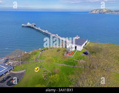 Llandudno, Royaume-Uni. 04.20.2025 Llandudno Pier se prélasser dans le beau soleil de printemps à High Tide. 20 avril 2025. Banque D'Images