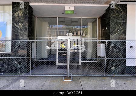 27 juillet 2016 - City, Floride, États-Unis - OCTAVIO JONES | Times . Une clôture à maillons de chaîne entoure la propriété de l'immeuble ''Cheesegrater'' qui est mis en vente à l'angle de l'avenue centrale et de la 4e rue sud à Pétersbourg le mercredi 27 juillet 2016. (Crédit image : © Octavio Jones/Tampa Bay Times via ZUMA Wire) Banque D'Images