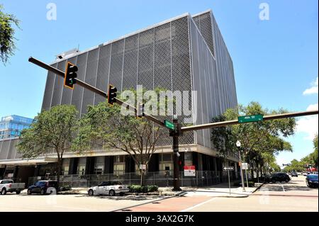 27 juillet 2016 - City, Floride, États-Unis - OCTAVIO JONES | Times . Une clôture à maillons de chaîne entoure la propriété de l'immeuble ''Cheesegrater'' qui est mis en vente à l'angle de l'avenue centrale et de la 4e rue sud à Pétersbourg le mercredi 27 juillet 2016. (Crédit image : © Octavio Jones/Tampa Bay Times via ZUMA Wire) Banque D'Images
