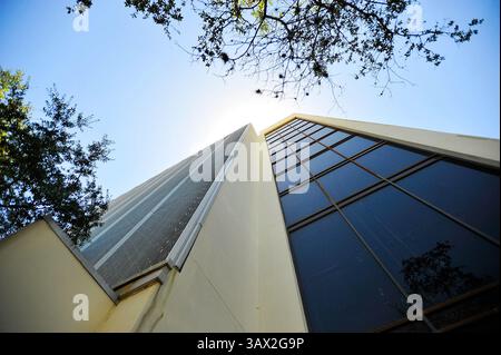 27 juillet 2016 - City, Floride, États-Unis - OCTAVIO JONES | Times . Une clôture à maillons de chaîne entoure la propriété de l'immeuble ''Cheesegrater'' qui est mis en vente à l'angle de l'avenue centrale et de la 4e rue sud à Pétersbourg le mercredi 27 juillet 2016. (Crédit image : © Octavio Jones/Tampa Bay Times via ZUMA Wire) Banque D'Images