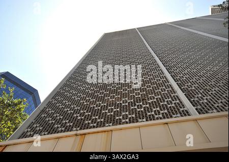 27 juillet 2016 - City, Floride, États-Unis - OCTAVIO JONES | Times . Une clôture à maillons de chaîne entoure la propriété de l'immeuble ''Cheesegrater'' qui est mis en vente à l'angle de l'avenue centrale et de la 4e rue sud à Pétersbourg le mercredi 27 juillet 2016. (Crédit image : © Octavio Jones/Tampa Bay Times via ZUMA Wire) Banque D'Images