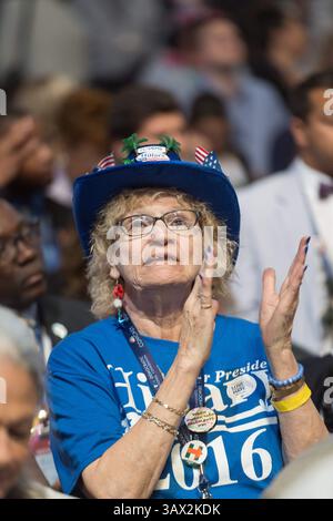 27 juillet 2016 - Philadelphie, PA, ÉTATS-UNIS - Un délégué de la Floride soutenant Hillary Rodham Clinton le troisième jour de la Convention nationale démocrate au Wells Fargo Center le 27 juillet 2016 à Philadelphie, Pennsylvanie. (Crédit image : © Richard Ellis via ZUMA Wire) Banque D'Images