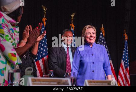 27 juin 2016 - Chicago, il, États-Unis - Hillary Clinton prononce un discours lors du déjeuner international Rainbow Push Women's Luncheon à Chicago le lundi 27 juin 2016. Derrière Clinton se trouve le révérend Jesse Jackson Sr., fondateur et président de la Rainbow PUSH Coalition. (Crédit image : © Zbigniew Bzdak/TNS via ZUMA Wire) Banque D'Images