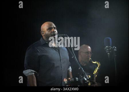 27 juillet 2016 - City, Floride, États-Unis - OCTAVIO JONES | Times . Le trompettiste Rashawn Ross chante lors de la performance du Dave Matthews Band au MidFlorida Credit Union Amphitheatre de Tampa le mercredi 27 juillet 2016. (Crédit image : © Octavio Jones/Tampa Bay Times via ZUMA Wire) Banque D'Images