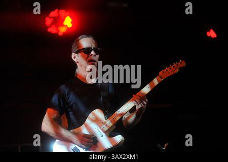 27 juillet 2016 - City, Floride, États-Unis - OCTAVIO JONES | Times . Le guitariste Tim Reynolds joue avec le Dave Matthew Band au MidFlorida Credit Union Amphitheatre de Tampa le mercredi 27 juillet 2016. (Crédit image : © Octavio Jones/Tampa Bay Times via ZUMA Wire) Banque D'Images