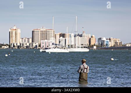 31 janvier 2013 - Sarasota, Floride, États-Unis d'Amérique - pêcheur pataugé dans la baie de Sarasota à Sarasota, Floride. (Crédit image : © Richard Ellis via ZUMA Wire) Banque D'Images