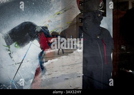 17 janvier 2016 - Tokyo, Japon - la neige est tombée dans certaines parties de l'est et du nord-est du Japon tôt lundi, avec des chutes de neige atteignant 6 centimètres dans le centre-ville de Tokyo et des systèmes de transport perturbés. La neige a temporairement mis à rude épreuve les services de trains à grande vitesse sur la ligne Tokaido Shinkansen et a entraîné la suspension de l'exploitation de trains express limités reliant Tokyo et Nagano et l'annulation de certains vols intérieurs. (Crédit image : © Alessandro Di Ciommo via ZUMA Wire) Banque D'Images