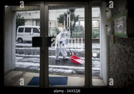 17 janvier 2016 - Tokyo, Japon - la neige est tombée dans certaines parties de l'est et du nord-est du Japon tôt lundi, avec des chutes de neige atteignant 6 centimètres dans le centre-ville de Tokyo et des systèmes de transport perturbés. La neige a temporairement mis à rude épreuve les services de trains à grande vitesse sur la ligne Tokaido Shinkansen et a entraîné la suspension de l'exploitation de trains express limités reliant Tokyo et Nagano et l'annulation de certains vols intérieurs. (Crédit image : © Alessandro Di Ciommo via ZUMA Wire) Banque D'Images