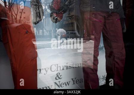 17 janvier 2016 - Tokyo, Japon - la neige est tombée dans certaines parties de l'est et du nord-est du Japon tôt lundi, avec des chutes de neige atteignant 6 centimètres dans le centre-ville de Tokyo et des systèmes de transport perturbés. La neige a temporairement mis à rude épreuve les services de trains à grande vitesse sur la ligne Tokaido Shinkansen et a entraîné la suspension de l'exploitation de trains express limités reliant Tokyo et Nagano et l'annulation de certains vols intérieurs. (Crédit image : © Alessandro Di Ciommo via ZUMA Wire) Banque D'Images
