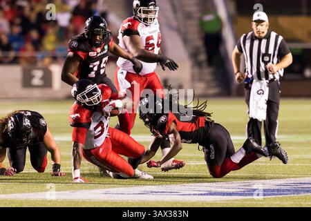 08 juillet 2016 : Jerome Messam (33), le dos de course des Stampeders de Calgary, est attaqué par le dos défensif des Redblacks d'Ottawa Abdul Kanneh (14) lors du match de la Ligue canadienne de football entre les Stampeders de Calgary et les Redblacks d'Ottawa au stade TD place à Ottawa, ONTARIO Daniel Lea/CSM(crédit image : © Daniel Lea/CSM via ZUMA Wire) Banque D'Images