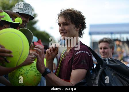 20 juillet 2016 - Washington D. C, États-Unis - ALEXANDER ZVEREV d'Allemagne signe des autographes après avoir remporté son match contre E. Fritz lors du tournoi de tennis Citi Open à Washington D.C. (crédit image : © Christopher Levy via ZUMA Wire) Banque D'Images