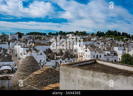 Vue sur le Rione Monti à Alberobello depuis le Belvédère Santa Lucia dans un matin de printemps Banque D'Images