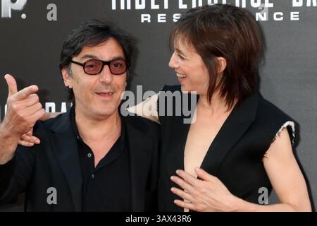 20 juin 2016 - Los Angeles, CA, USA - LOS ANGELES - 20 juin : Yvan Attal, Charlotte Gainsbourg au jour de l'indépendance : résurgence LA première au TCL Chinese Theater IMAX le 20 juin 2016 à Los Angeles, CA (crédit image : © Kathy Hutchins/Newscom via ZUMA Press) Banque D'Images