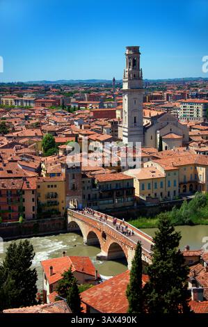 Superbe vue aérienne de Vérone, en Italie, avec l'emblématique pont Ponte Pietra, des bâtiments historiques aux toits en terre cuite et le majestueux clocher Banque D'Images